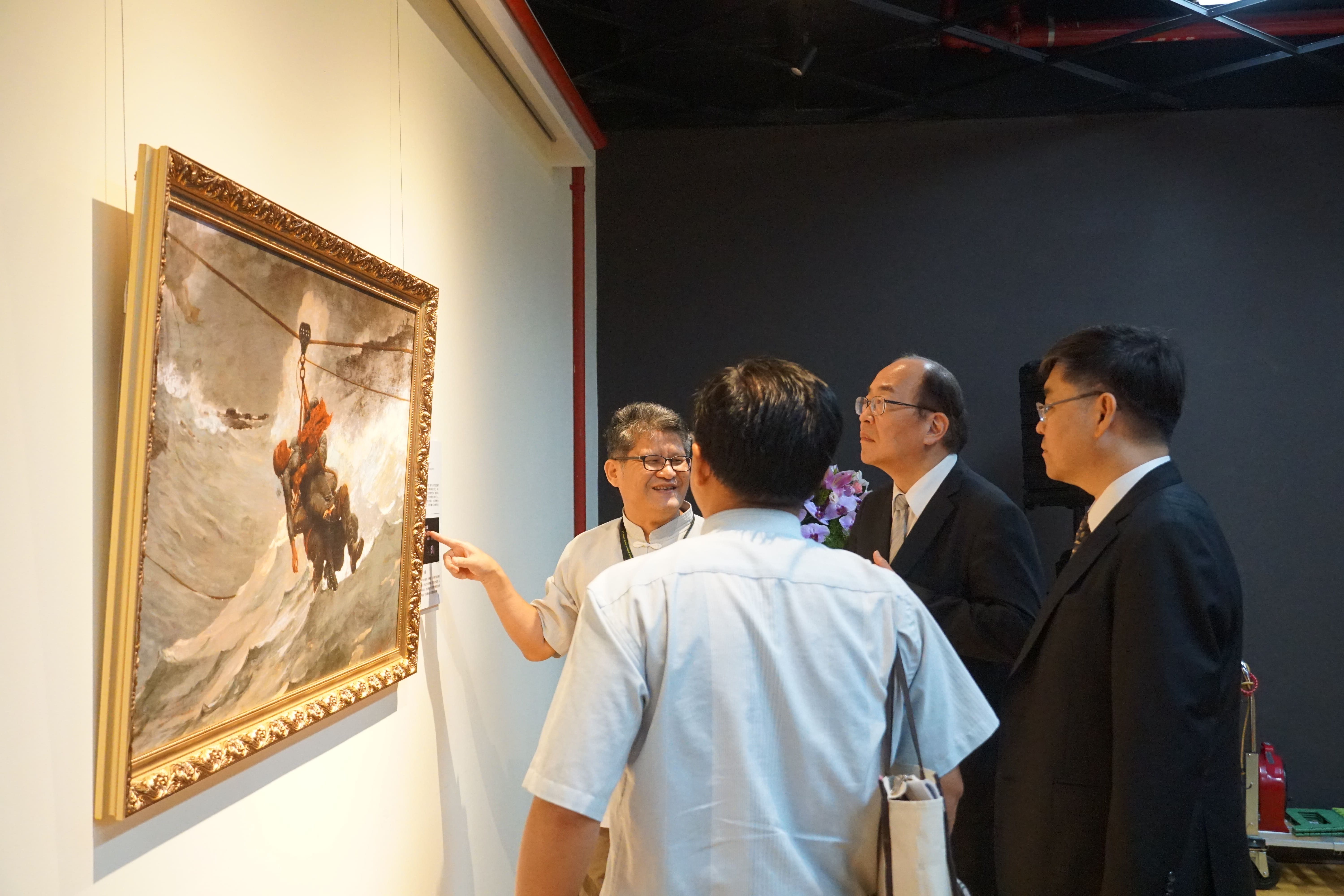 國立自然科學博物館楊中信副研究員為貴賓介紹展覽2