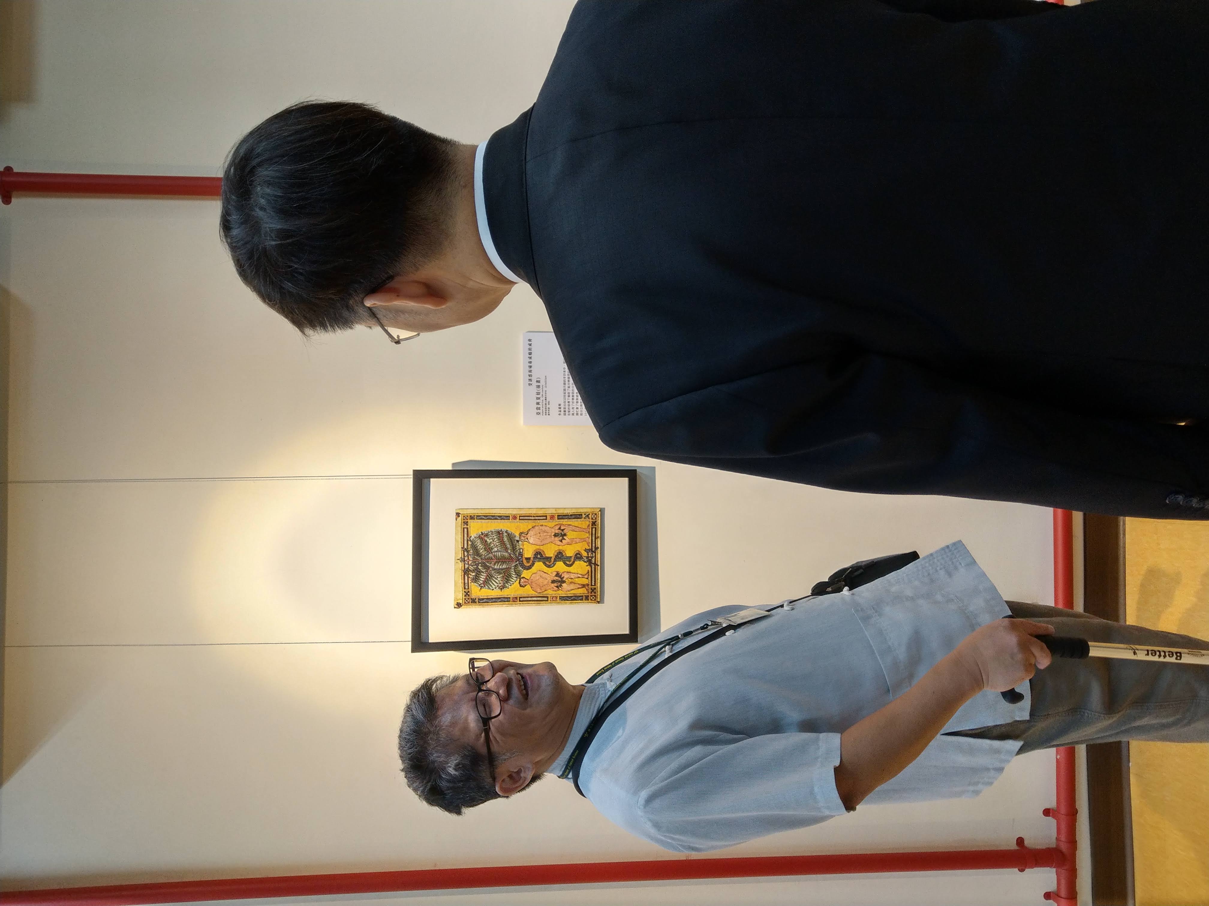 國立自然科學博物館楊中信副研究員為貴賓介紹展覽1