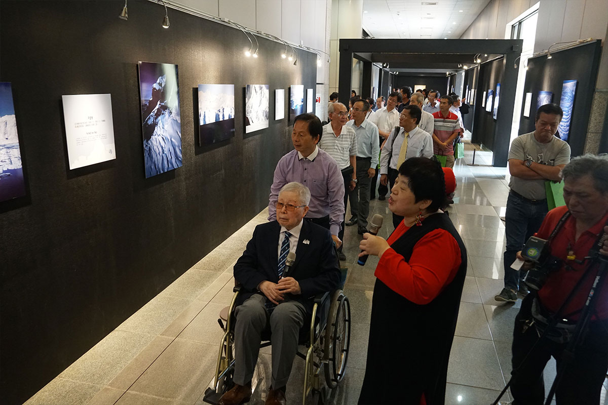 池田宏先生等一行貴賓觀賞攝影展