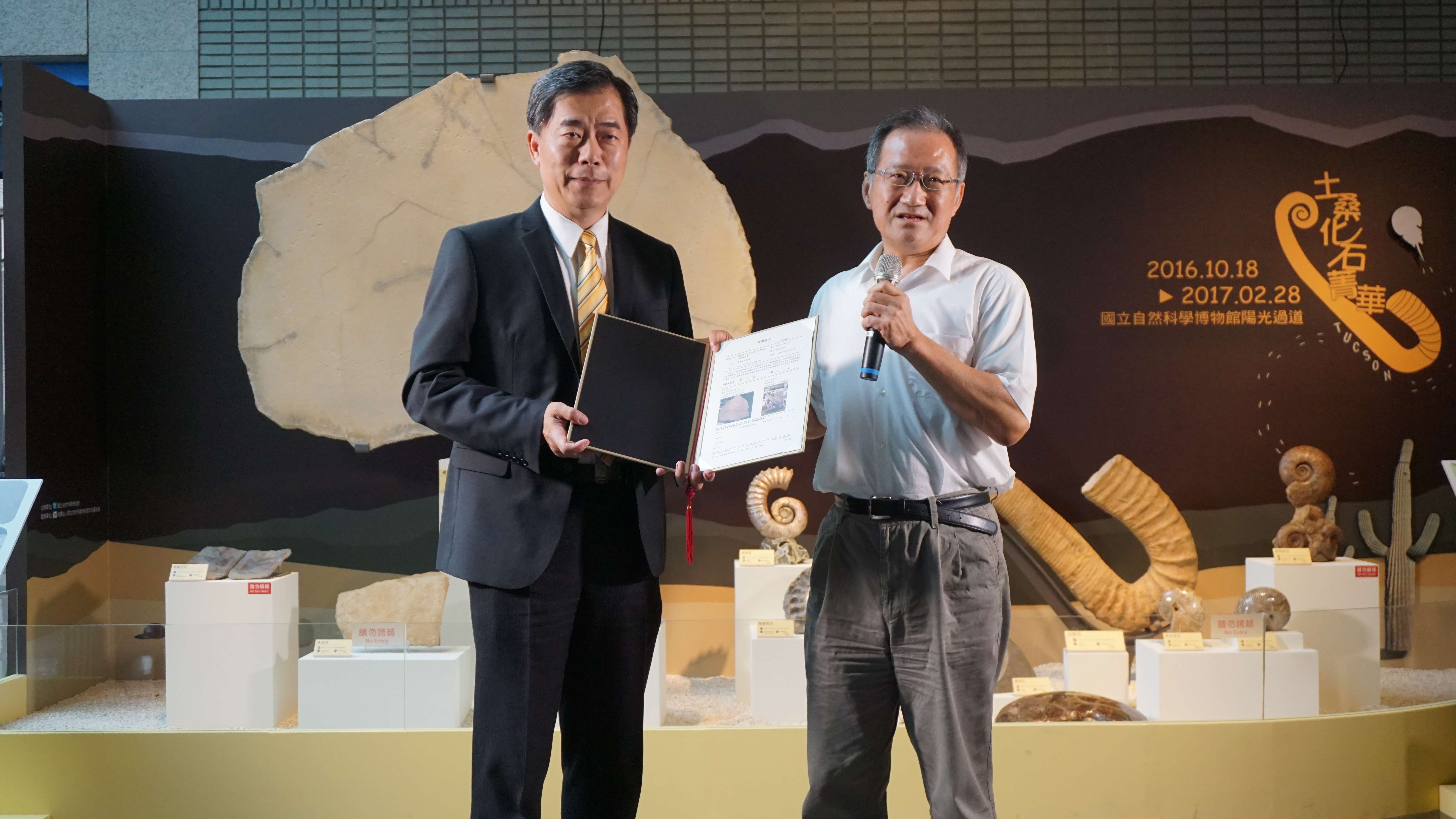 基金會董事代表李家維遞上捐贈契約予科博館館長孫維新