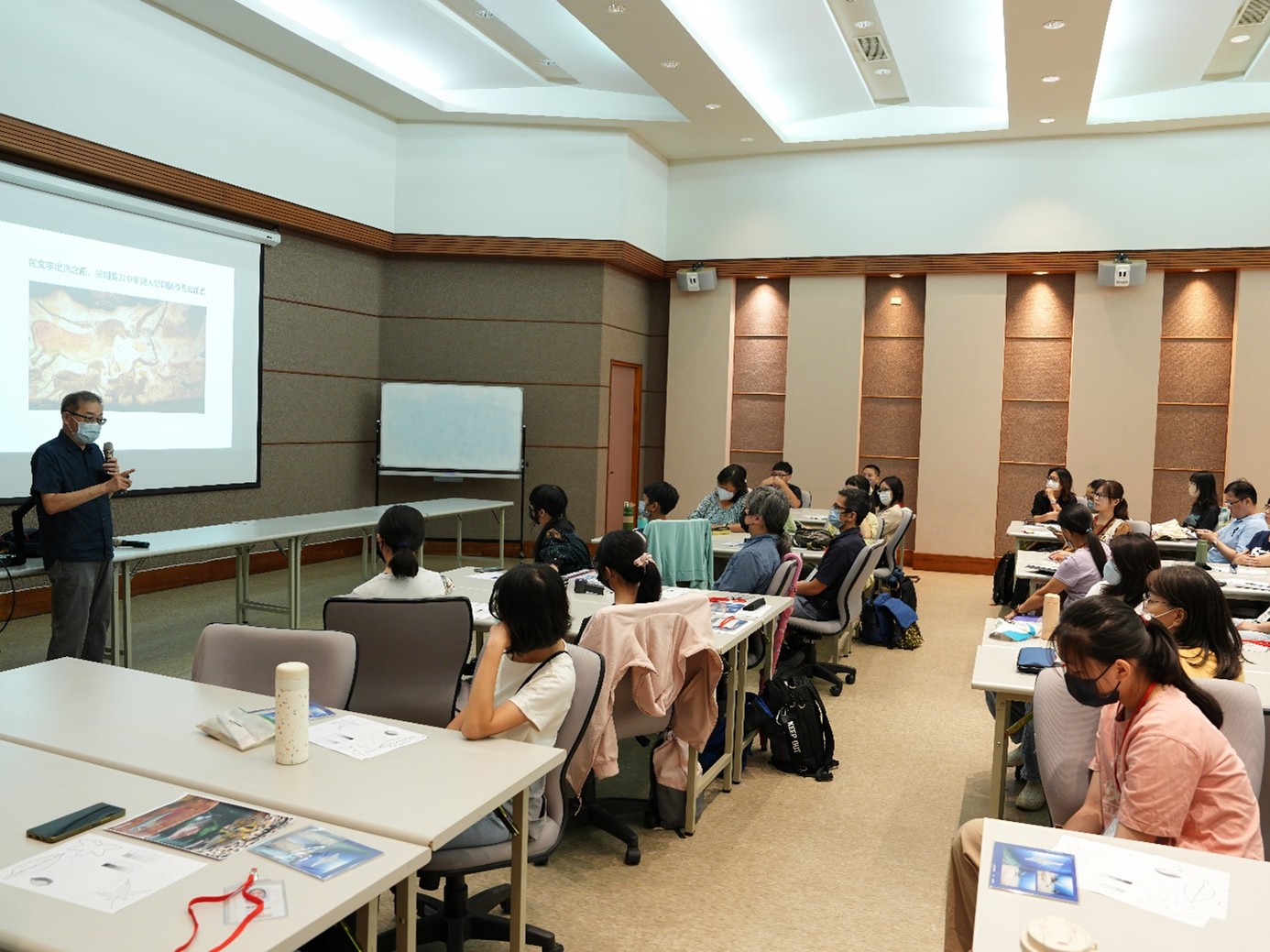 基礎B班學員透過講師的引導,認識並理解科學繪圖的基本概念。