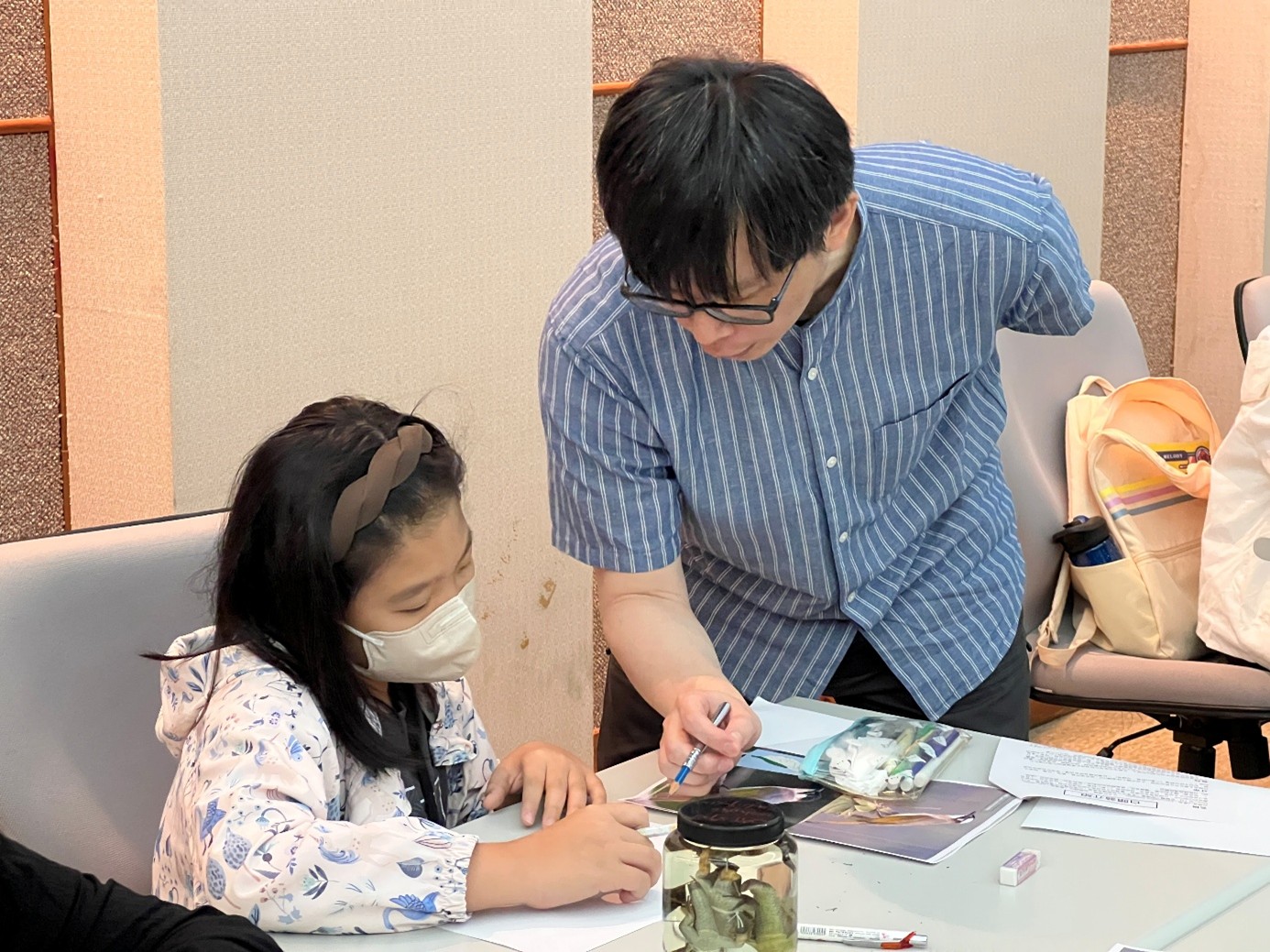 基礎A班學員於課堂中進行實際創作,並在教師的引導下分享自己的畫作
