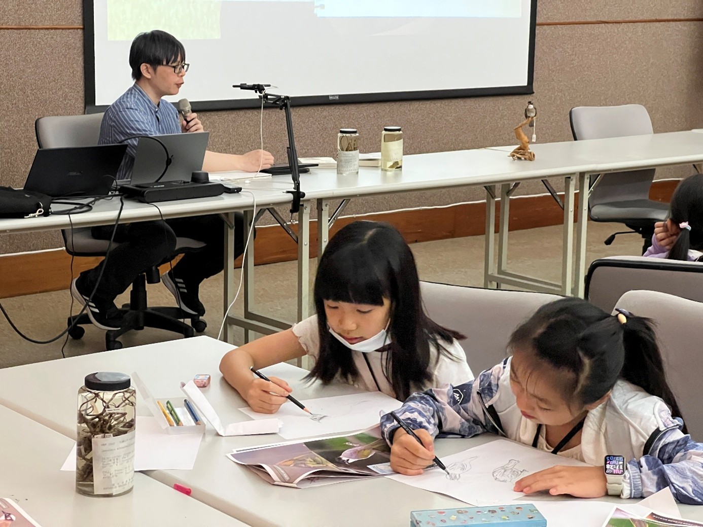基礎A班講師藉由實物投影機、標本及課程講義,帶領學員繪製科學繪圖